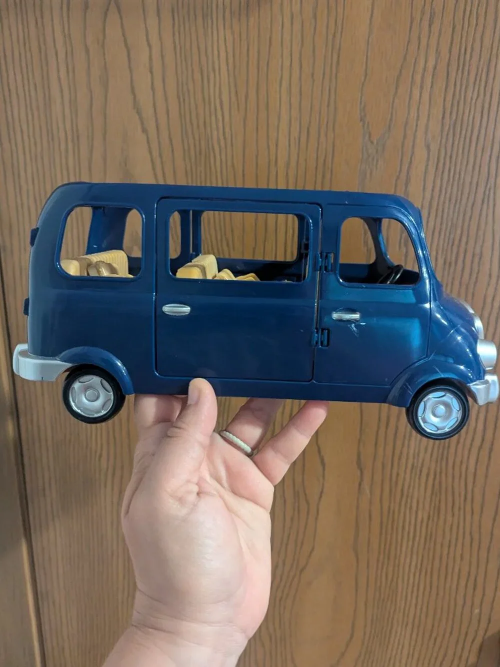 Calico Critters Sylvanian Van Seven Seater Blue w/ Benches & 2 Car Seats